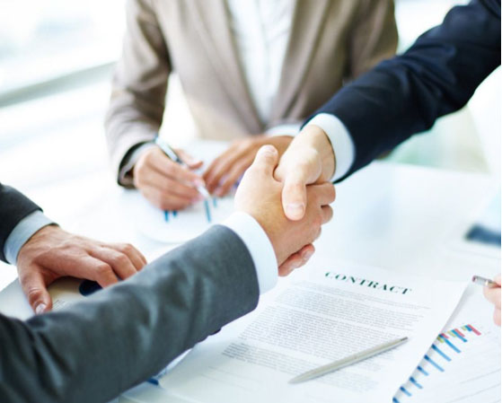 在多工位冷鐓機的設計和制造中，如何考慮生產效率和加工精度的平衡？有哪些優化措施和技術？